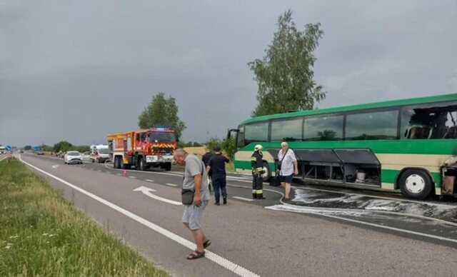 На Львівщині під час руху загорівся автобус з дітьми