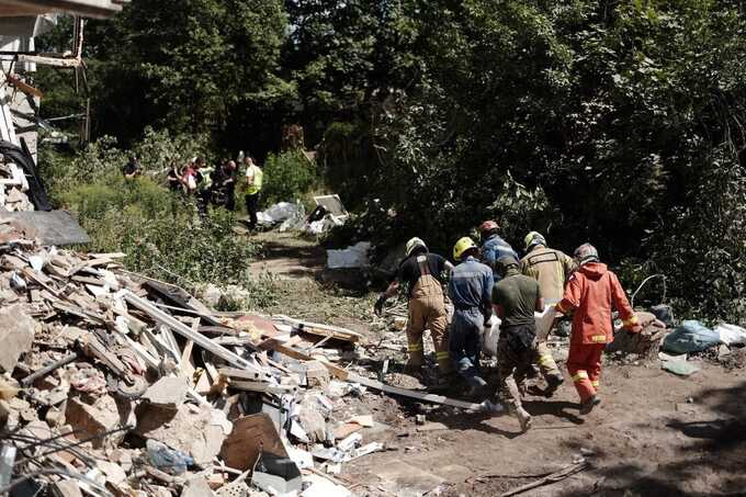 Рятувальники деблокували тіла ще трьох жінок з-під завалів будинку на Сирці в Києві