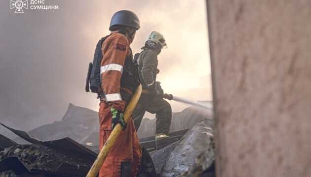 Пожежу на підприємстві у Сумах, яка виникла внаслідок удару, локалізували: двоє загиблих, 13 постраждалих