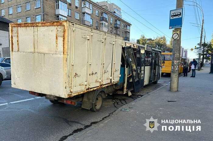 У Києві вантажівка протаранила маршрутку, яка була заповнена людьми