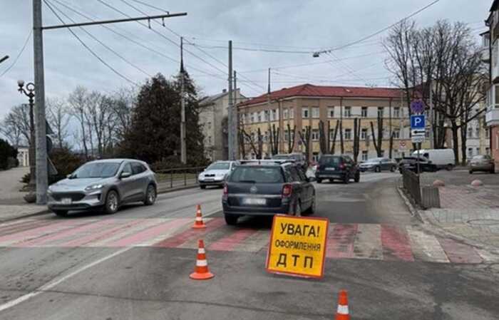 У Тернополі водій збив двох дівчат на пішохідному переході