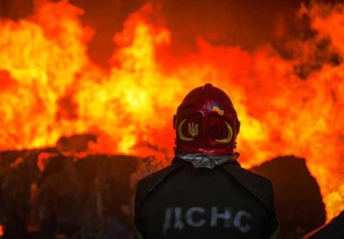 Росіяни знову скинули авіабомби на Херсон, сталася пожежа