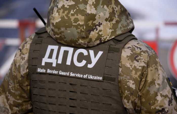 Чоловік намагався втекти за кордон на акваскутері, та мало не втопився