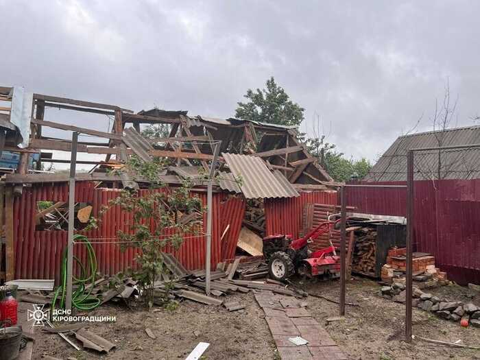 Росіяни вночі атакували Світловодськ, пошкоджено підприємство, троє постраждалих