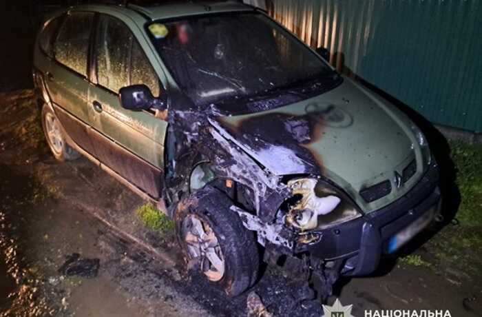 У Бердичеві вночі невідомі підпалили два військових автомобілі