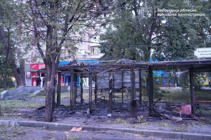 У Запоріжжі внаслідок ворожого обстрілу спалахнули пожежі, згоріли автомобілі, двоє поліцейських зазнали поранень