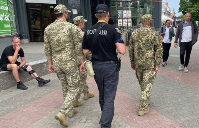 На Троєщині місцеві мешканці намагалися відбити чоловіка у представників ТЦК