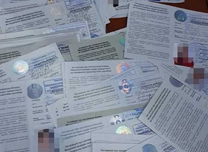 На Львівщині автоінструктора покарали за продаж підроблених документів