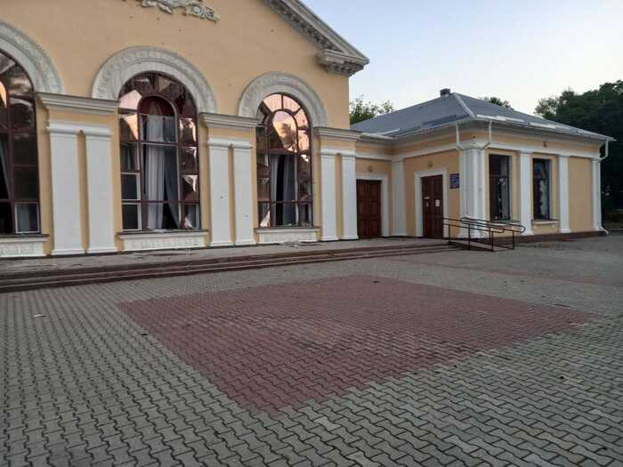 У Кропивницькому внаслідок атаки дронів виникла пожежа, пошкоджена філармонія