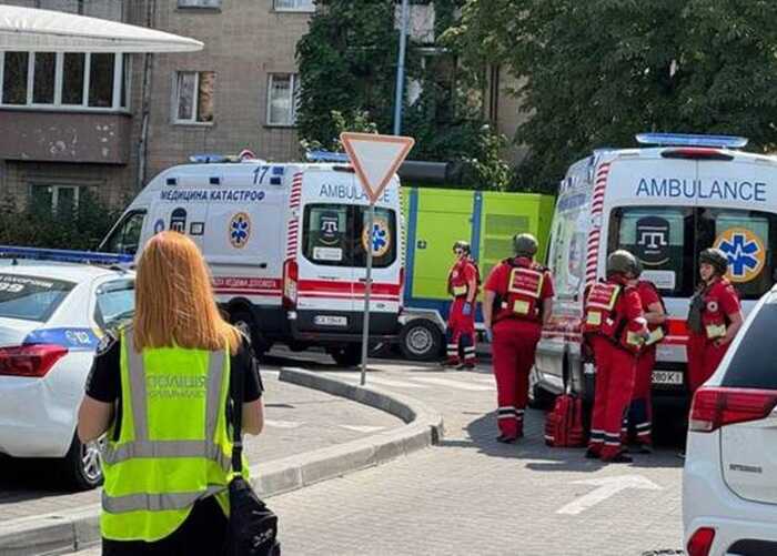 В Черкасах чоловік зі зброєю захопив Макдональдс
