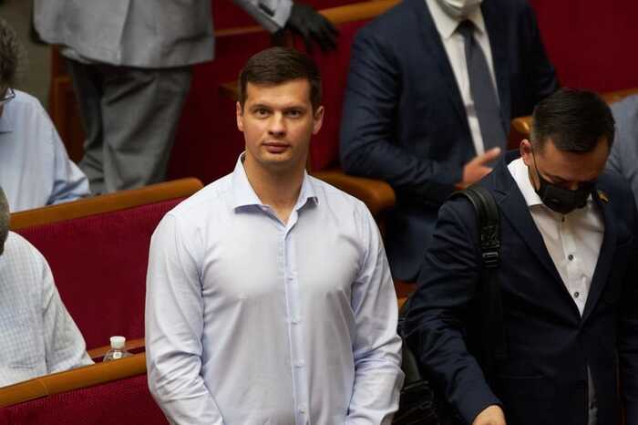 Нардеп від "слуги народу" Анатолій Костюх і його помічник пов’язані з найбільшою мережею нелегальних електронних сигарет UVAPE – журналіст
