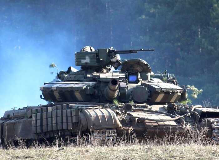 Танк ЗСУ після удару дрона знищує позицію окупантів у Торському на Донеччині