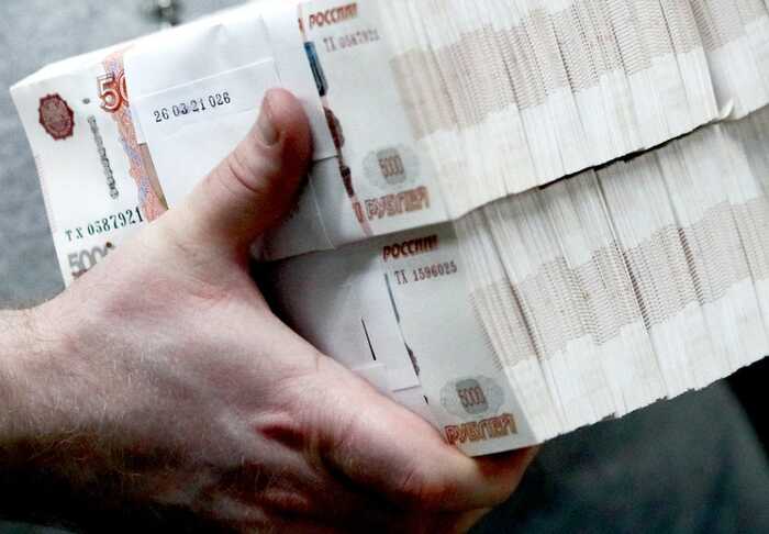 Росіяни почали активно забирати готівку з банків через постійні відключення інтернету