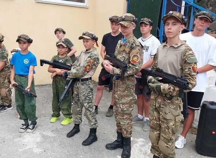 Розвідка ідентифікувала організаторів мілітаризації українських дітей на окупованих територіях