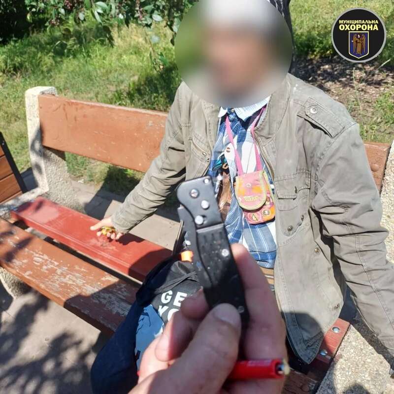У Києві шанувальник "русского міра" із георгіївською стрічкою погрожував ножем перехожим. Фото