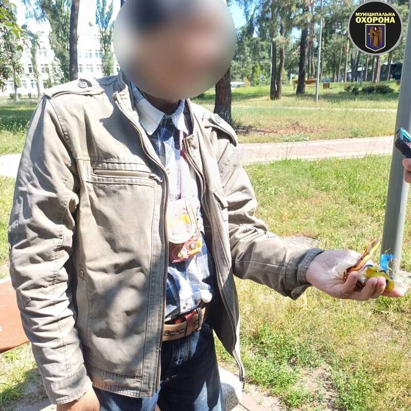 У Києві шанувальник "русского міра" із георгіївською стрічкою погрожував ножем перехожим. Фото