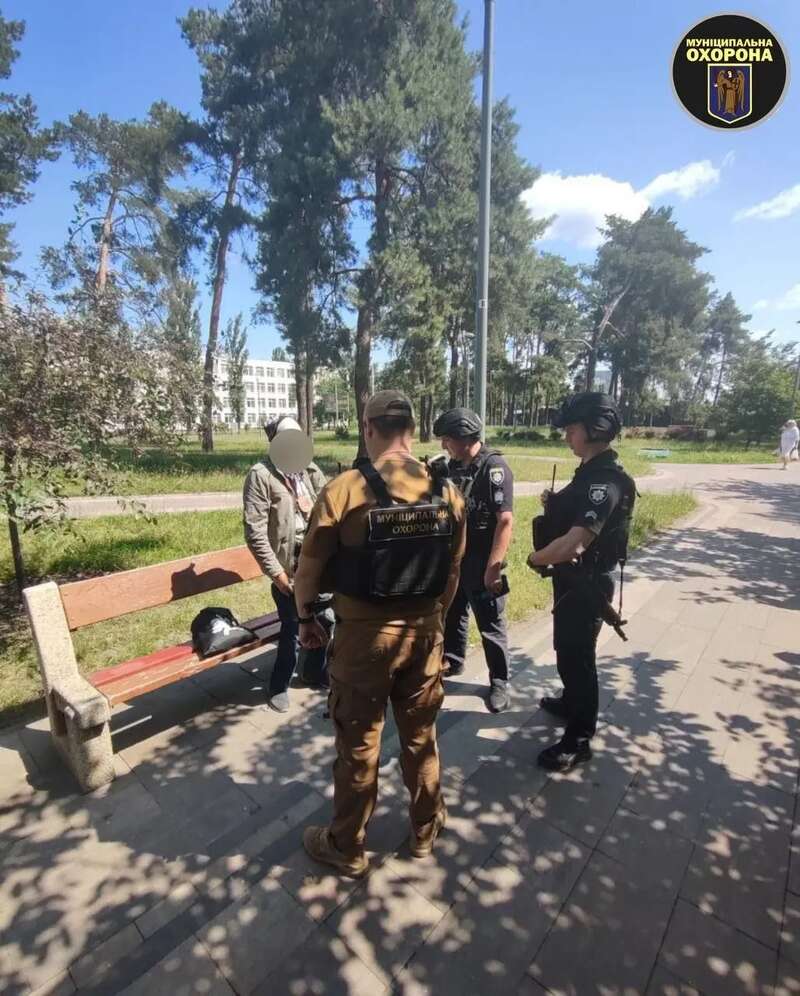 У Києві шанувальник "русского міра" із георгіївською стрічкою погрожував ножем перехожим. Фото